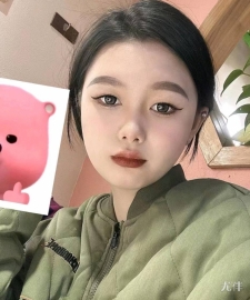 南京旅行达人可爱的冰墩墩照片
